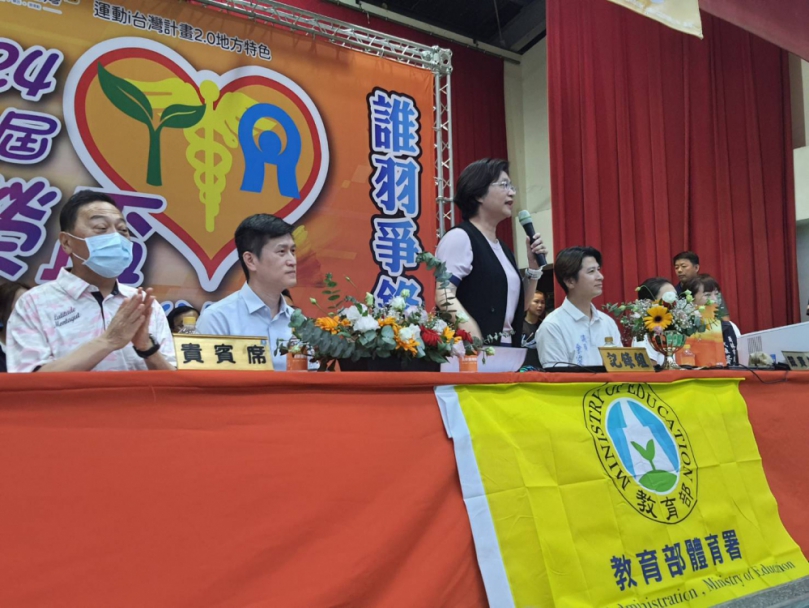 第四屆員榮盃全國羽球錦標賽,王縣長（左3）、游市長（左1）、涂副院長（左2）向選手加油打氣。（照片記者周為政攝）