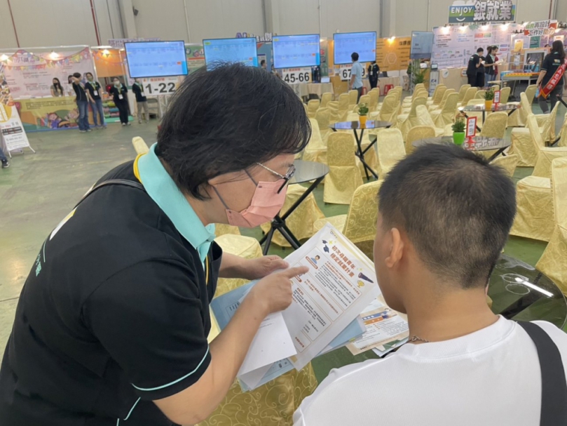 為照顧中風母親兼職外送員  中彰投分署助孝子轉正職還領就業獎勵金