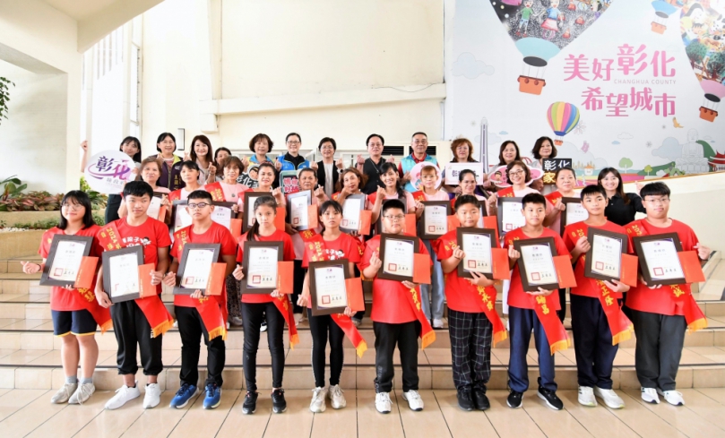 王縣長（後排中）接見家扶自強兒童、新住民自強母親、自立家庭模範母親、模範寄養媽媽。（照片縣府提供）