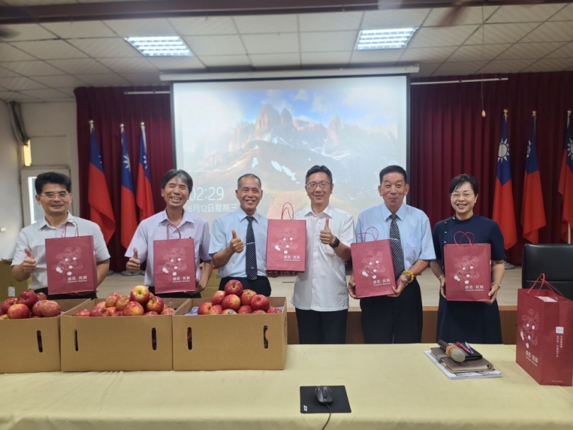 慈警會慶祝警察節贈蘋果   寓意「平平安安」慰勉員警辛勞