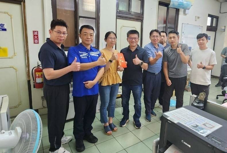 警察節前夕  大甲警分局員警捲袖捐血  大甲警友辦事處主任黃嘉祥肯定致贈每位員警超市禮券