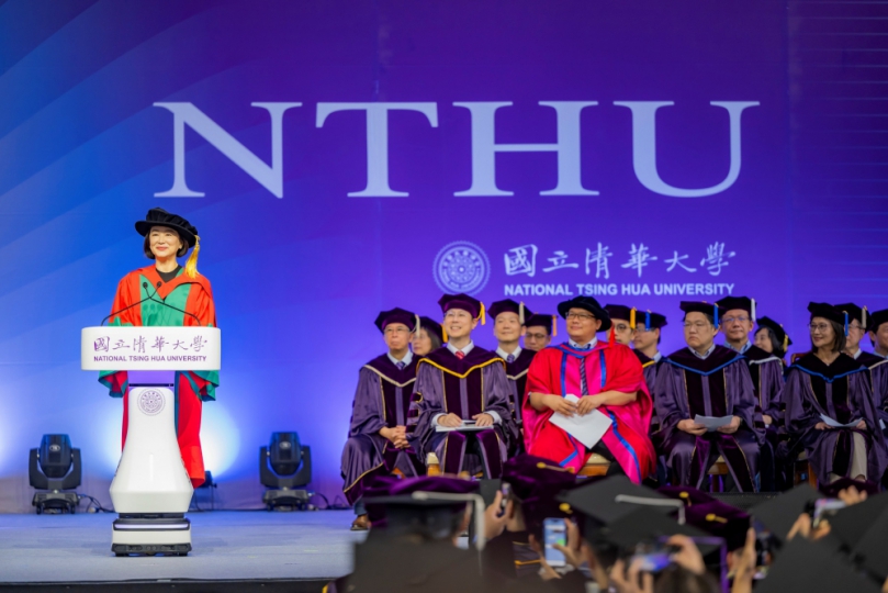 林青霞分享快樂感悟   清華大學畢業生昂首步出校門！