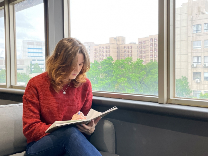 「謝謝臺灣！」陽明交大畢業生烏克蘭籍馬莉亞獲電機與光電學位