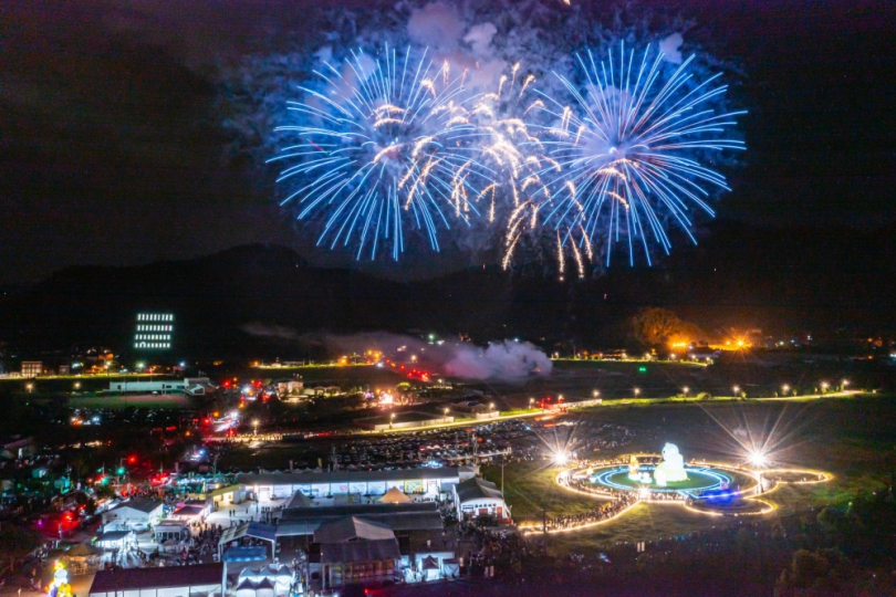 巧咖節嘻哈放電演唱會吸人潮煙火、無人機照亮夜空