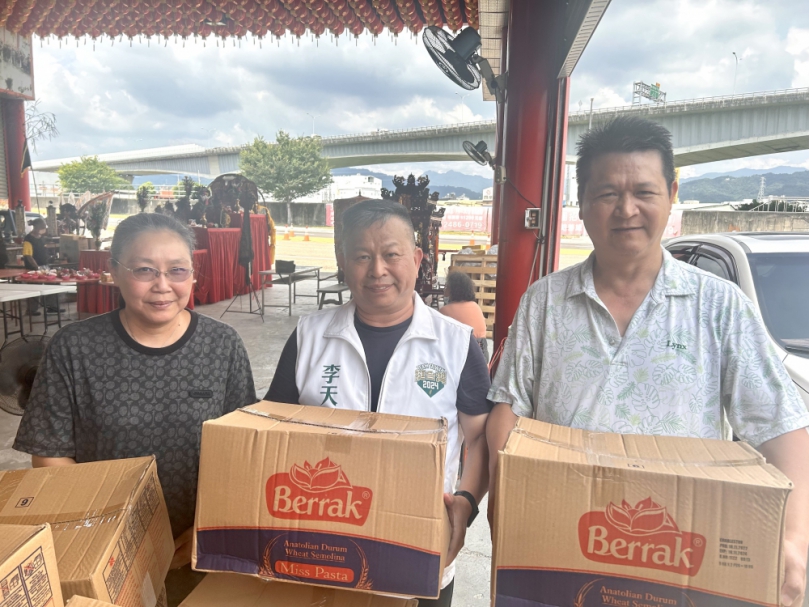 台中市議員李天生、中華禾芯慈善協會共同捐贈大里社區關懷據點250箱空心麵