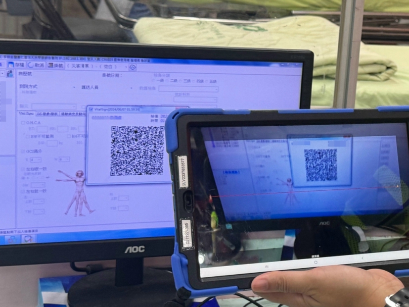 節省救護時間  大甲李綜合使用與彰化秀傳醫院同樣QR code醫療作業系統  消防局救護人員只要使用專用平板掃描就能讀取患者檢傷資料