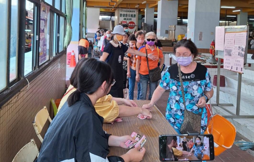 台中市后里區公所二十日在第一公有零售市場發放第一波物調券  民眾兌換熱絡