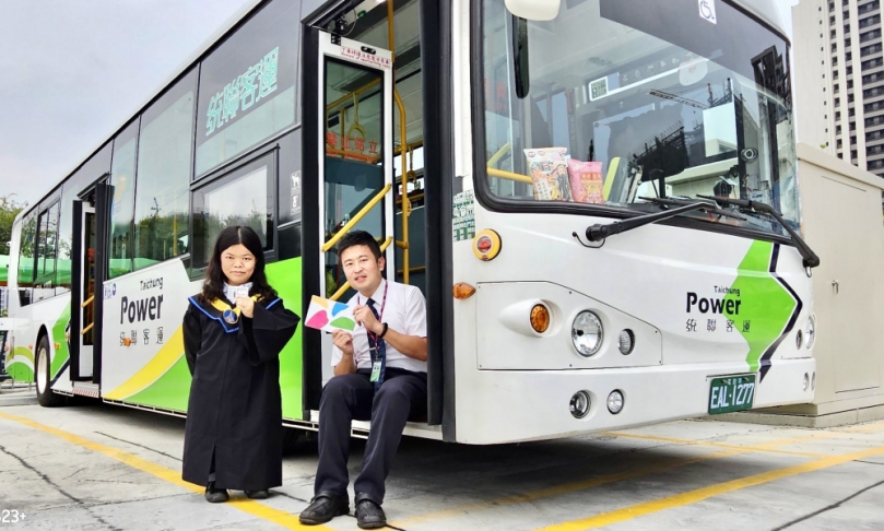 溫馨接送情！大學生畢業照邀中市公車駕駛入鏡