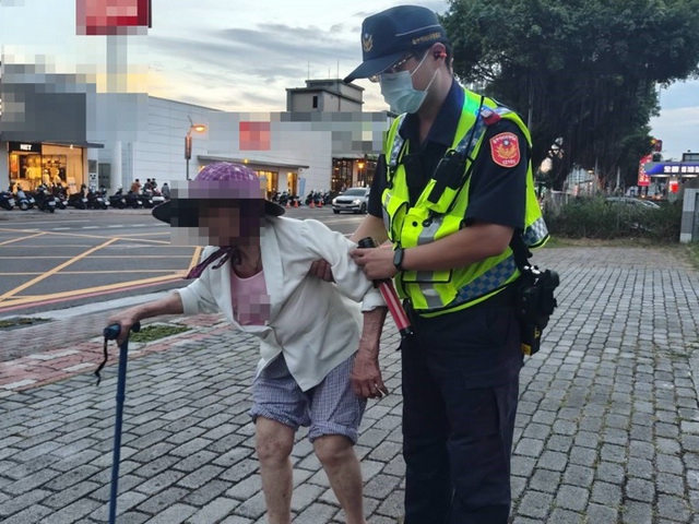 婦人公園散步熱昏「黑暗暝」  太平警這樣做超暖心