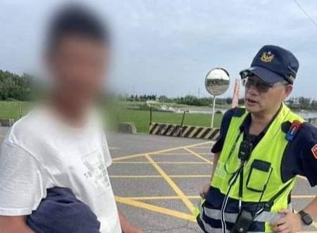 天氣酷熱男子昏倒路邊　臺西警護送男子安全返家