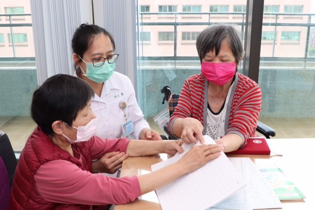 大里仁愛護理之家夢想學堂開課   退休師找到新生活目標