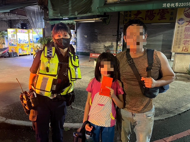 失業父攜幼女深夜流落街頭   暖心警及時伸援手