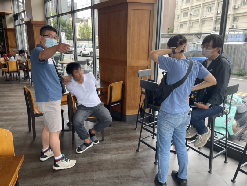 「假投資、真詐騙」，李姓車手（白色上衣）落網。（照片分局提供）