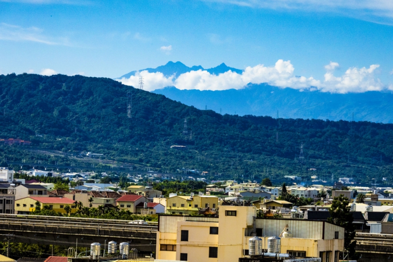 拉開員林常春醫院病房窗簾，就可遠眺玉山主峰。（照片常春提供）