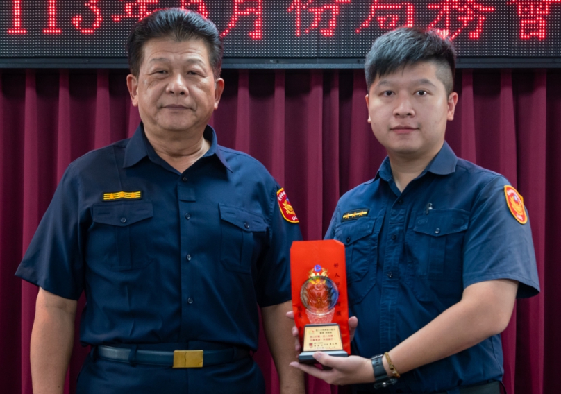 鼓勵少年衝破窳敗逆境    警察局長李文章公開表揚警三分局東區分駐所警員周修德