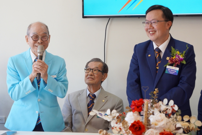 國際扶輪3462地區總監，由李正雄（左）交給楊曜聰（右）。（照片大葉提供）