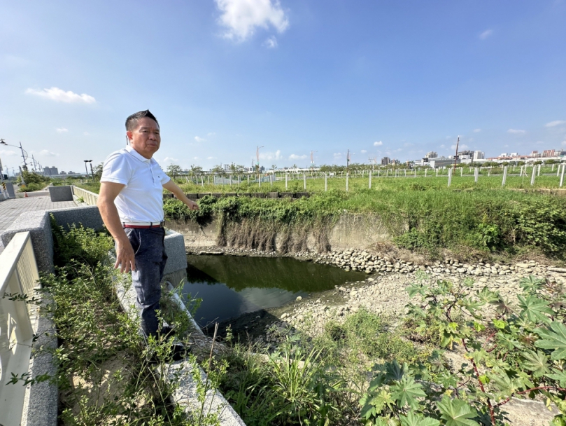 整條舊南屯溪斷流導致魚群死亡  多日無人聞問   民進黨台中市議員何文海要求中市府立即處理恢舊貌  中市府：極端氣候導致已派員清除