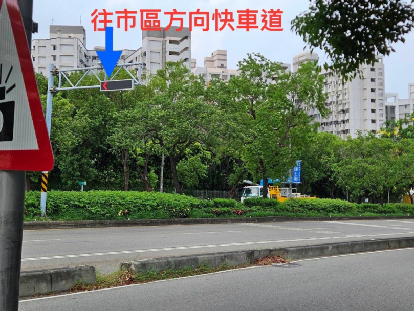 台灣大道增設LED智慧路標！駕駛請減速慢行  警消出勤更安全