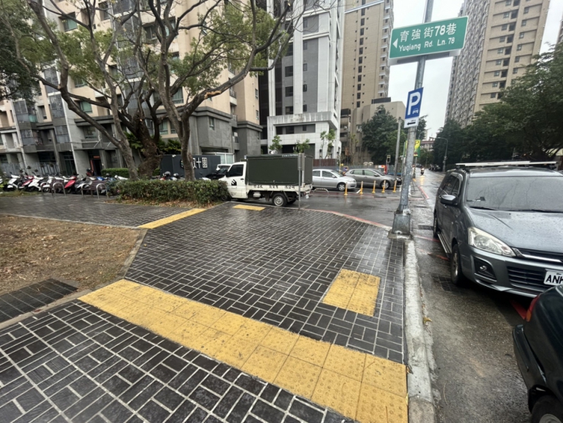 導盲磚反成「陷阱」？民進黨台中市議員陳俞融指台中無障礙導盲磚設置不當  竟將視障者引導撞柱撞樹  中市建設局：人行道「點狀」導盲磚設計友善視障朋友  設計符合規範、將加強宣導