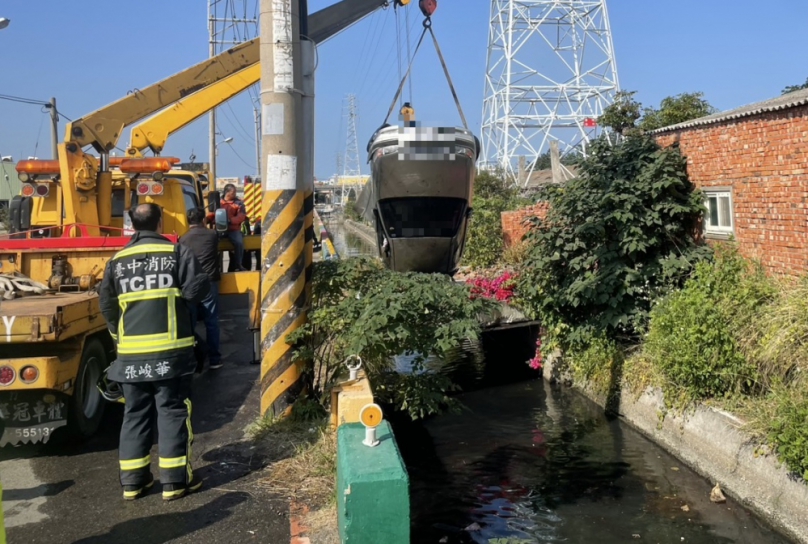 自小客翻落大排水溝發現1男子死亡無明顯外傷  清水警方正釐清案情