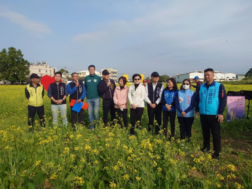 嘿呦！嘿呦！拔蘿蔔  台中市大里區夏田社區發展協會拔蘿蔔  副市長黃國榮也參加