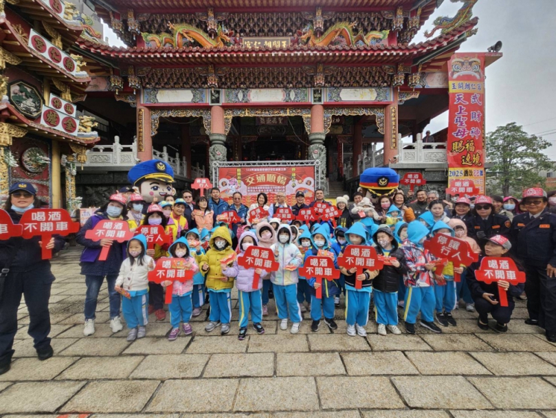 烏日警分局x玉闕朝仁宮自製交安紅包袋串成財源滾滾紅包牆  民眾玩到嗨！現場萌娃騎小哈雷喜迎金蛇