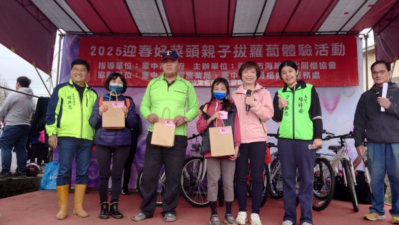 迎春好菜頭  三千人擠爆清水區蘿蔔田  達到寓教於樂效果