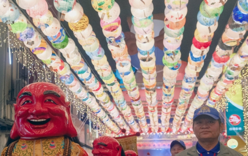 藝術燈節點亮西螺夜空　警方宣導交通與反詐教育