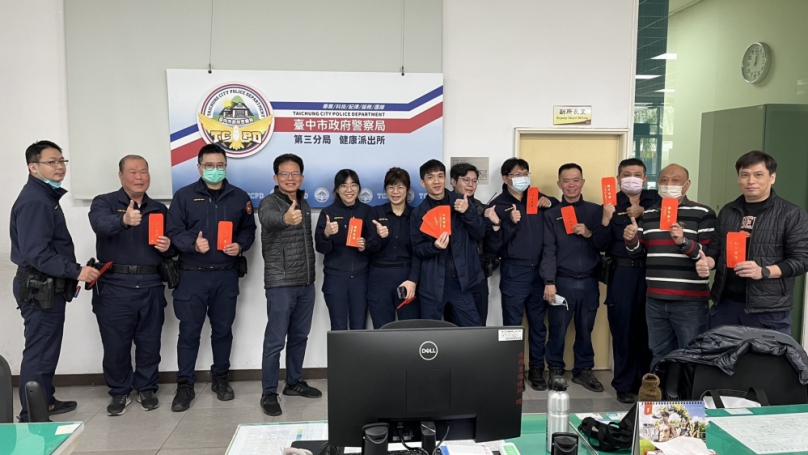 守護治安不打烊  警長慰勤送上年味與暖意