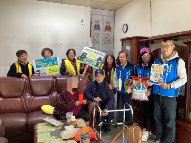 烏日警攜手王田里莊中福德祠連續11年寒冬送暖   紅包物資直送到府