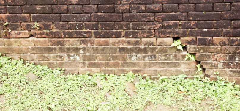 三義龍騰斷橋、作為台灣著名的觀光景點之一、近年來因其獨特的歷史背景和壯觀的景緻吸引了大量遊客、近期有遊客發現該橋底層出現了一些龜裂現象、這引發了廣泛的關注。