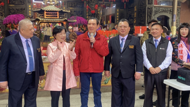 前總統馬英九、立委楊瓊瓔發送新春小禮   千餘鄉親排隊搶沾喜氣