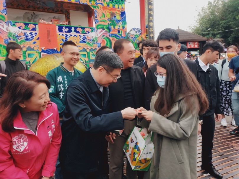 行政院長卓榮泰2日在紫南宮廟前喊話國人要團結、發放賀歲福袋