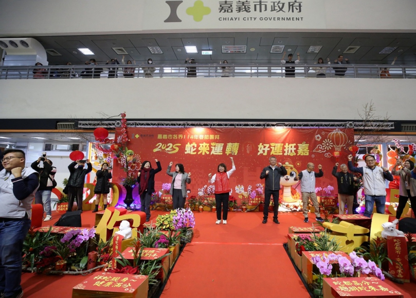 嘉義市春節團拜活力迎新年 百人齊舞精神奕奕慶開工