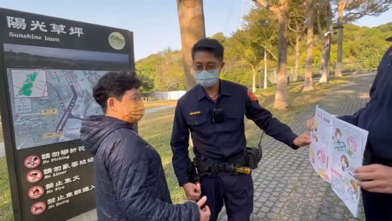 清水警方在清水鰲峰山公園進行防範詐騙宣導