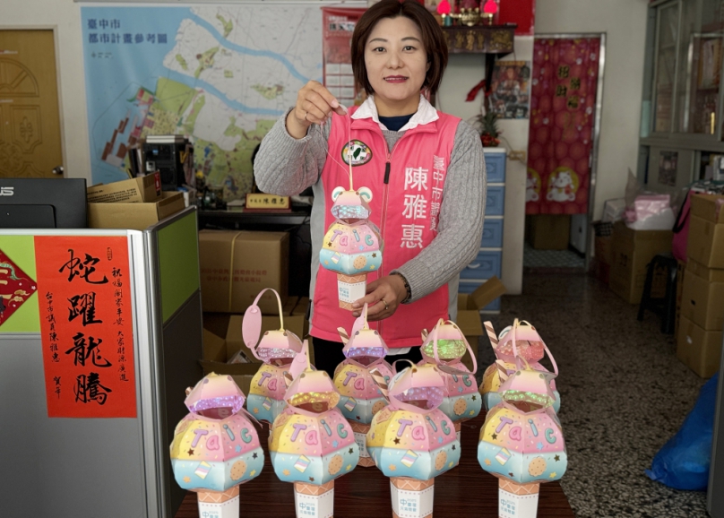 宮廟慶元宵  立委何欣純、市議員陳雅惠發上千小提燈同樂