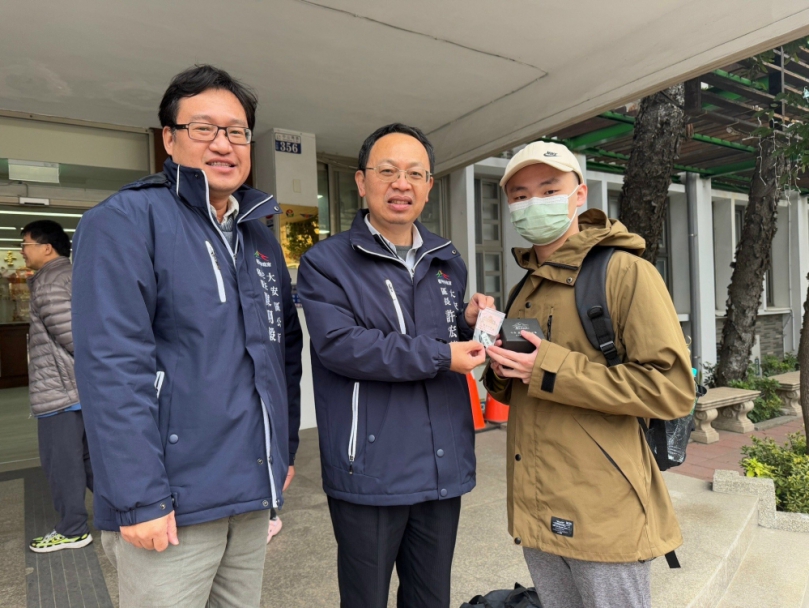 新春應景春聯題字鼓舞歡送台中市大安區子弟兵入伍