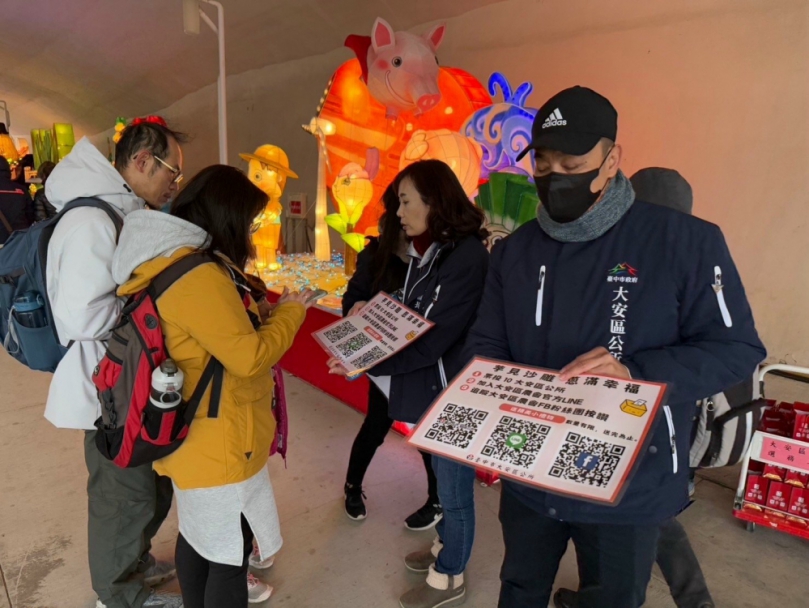 飛天豬見證愛情　幸福大安燈海綻放