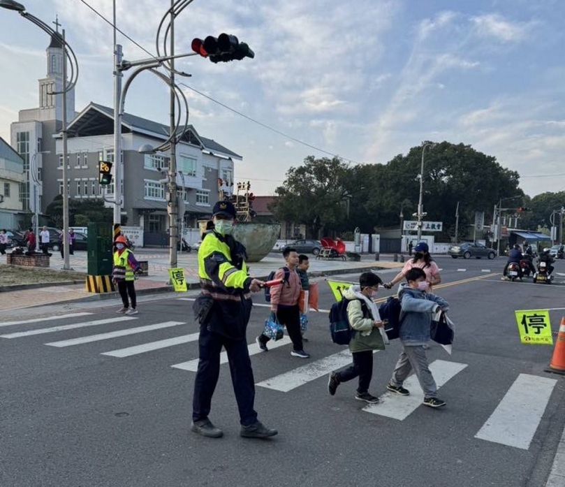 嘉義縣警局各分局開學日齊動員 同步執行護童勤務陪「童」開學去