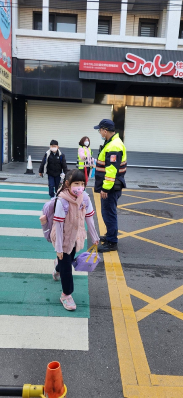 開學首日清水警分局執行護童專案及校園週邊巡邏