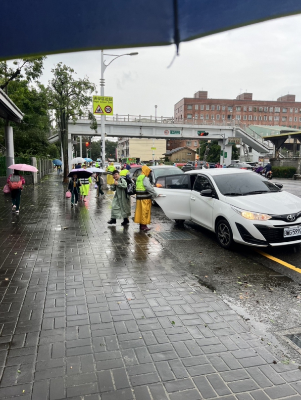 中市霧峰國小上學VIP交通志工不畏風雨守護學童