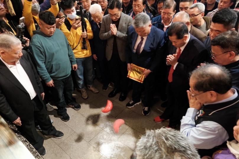 大甲鎮瀾宮元宵夜擲杯獲媽祖指示於農曆三月七日晚起駕遶境
