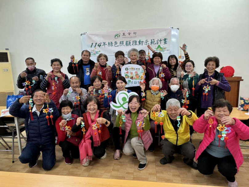 元宵應景  大甲區農會綠色照顧站長輩開心製作毛根紫芋小提燈