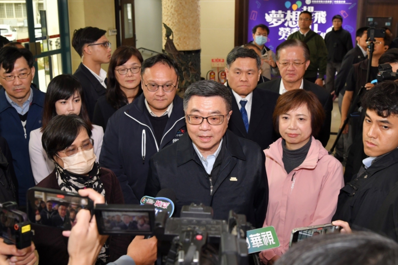 行政院長卓榮泰到台中市聽取台中新光三越百貨氣爆事故救援及應變情形