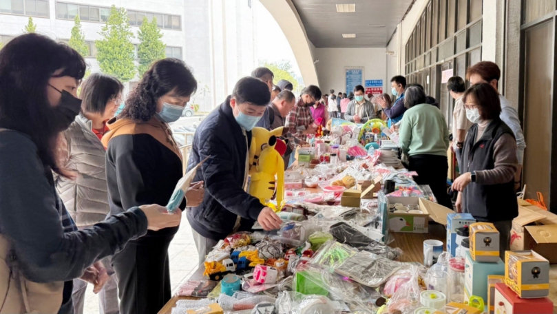 靈蛇披彩舞新春台中港務分公司辦義賣助弱勢