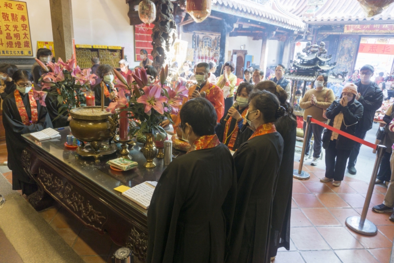 台中市萬和宮植斗法會莊嚴熱鬧  信眾虔誠參拜  開懷分享福圓及壽麵