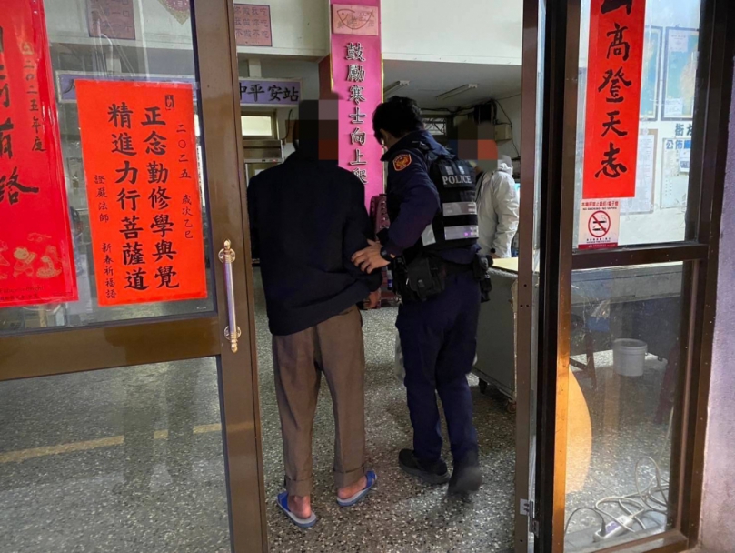 寒流來襲驚見男睡地上險失溫　暖警伸援手急安置避寒