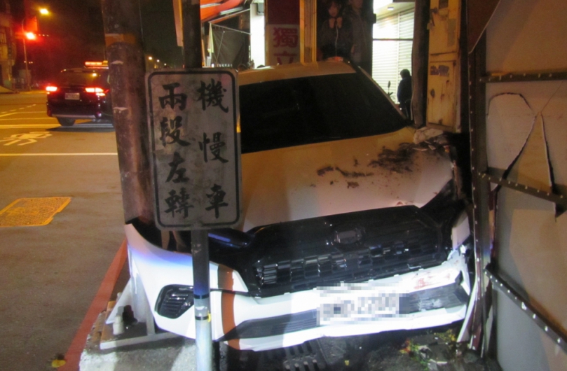 男子酒駕自撞騎樓招牌   警方依法逮捕移送法辦