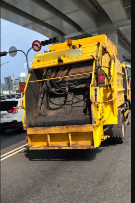 近日有市民反映、垃圾車在倒完垃圾後、並未立即進行清洗、導致回程時沿路散發出刺鼻的惡臭、讓周邊的騎士和行人無法忍受、市民們紛紛呼籲相關部門加強對垃圾車的管理和清潔工作。
