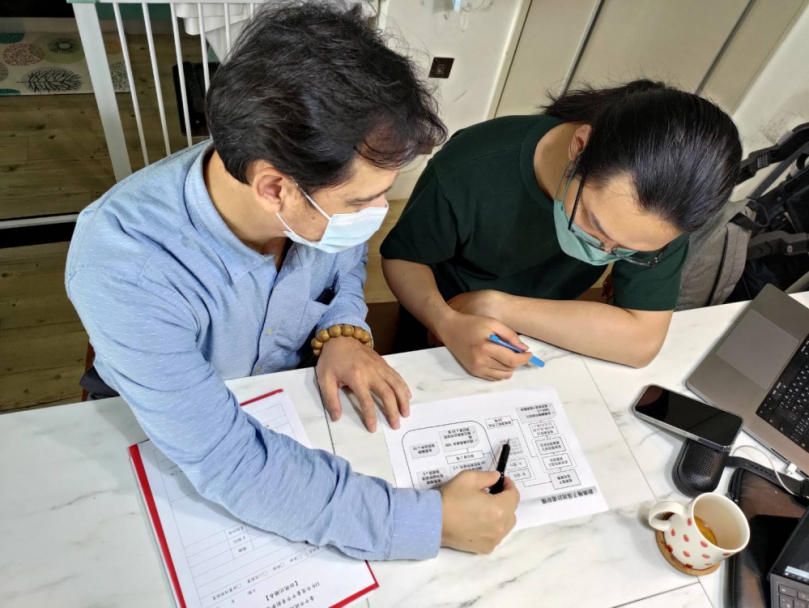 新光三越櫃位停業減輕週轉金壓力     中市府經發局長張峯源：青創及中小企業貸款百萬內免經審查會